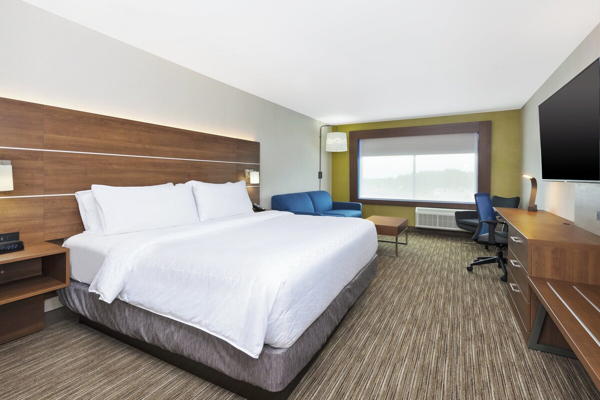 Suite, 1 King Bed with Sofa bed | Desk, blackout drapes, iron/ironing board, WiFi (free)