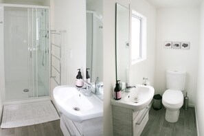 Shower, hair dryer, towels, soap - Studio 25 - a charming room in a country  garden setting (Martinborough)