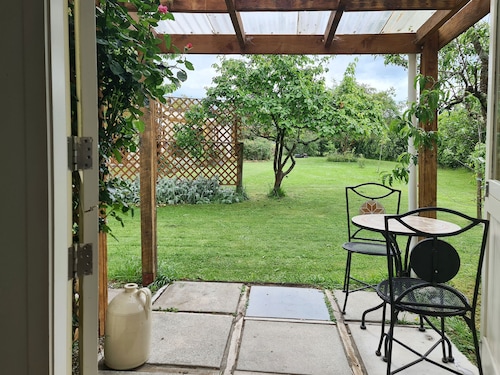 Studio 25 - a charming room in a country  garden setting