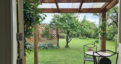Studio 25 - a charming room in a country garden setting