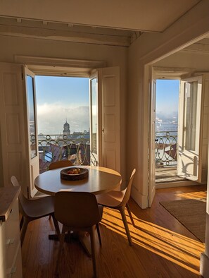 패밀리 아파트, 침실 1개, 발코니, 중이층 | 발코니 전망