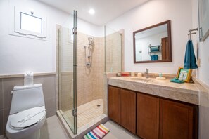 Combined shower/bathtub, deep-soaking bathtub, hair dryer, towels - Xaman 201   by NAS (Playa del Carmen)