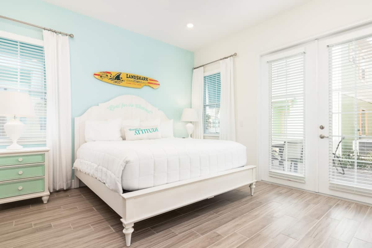 Tabla de planchar con plancha, wifi gratis y ropa de cama