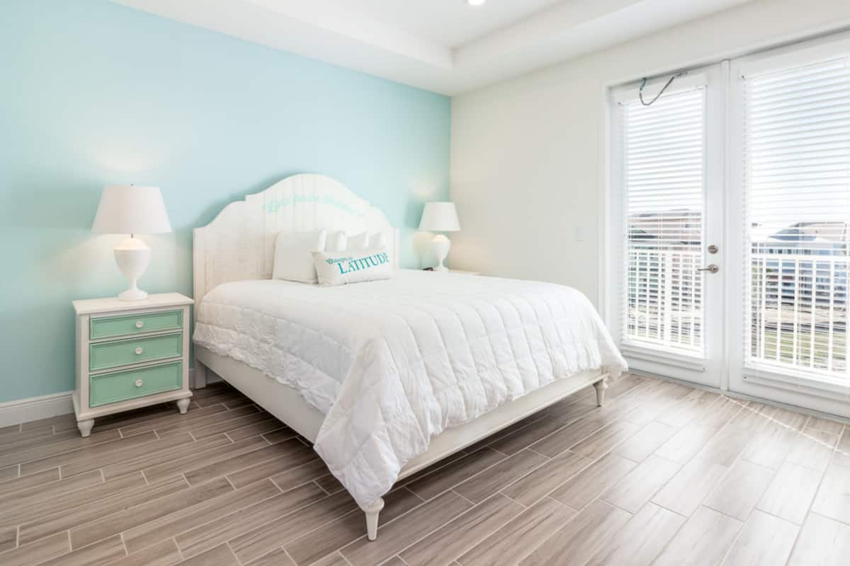 Tabla de planchar con plancha, wifi gratis y ropa de cama