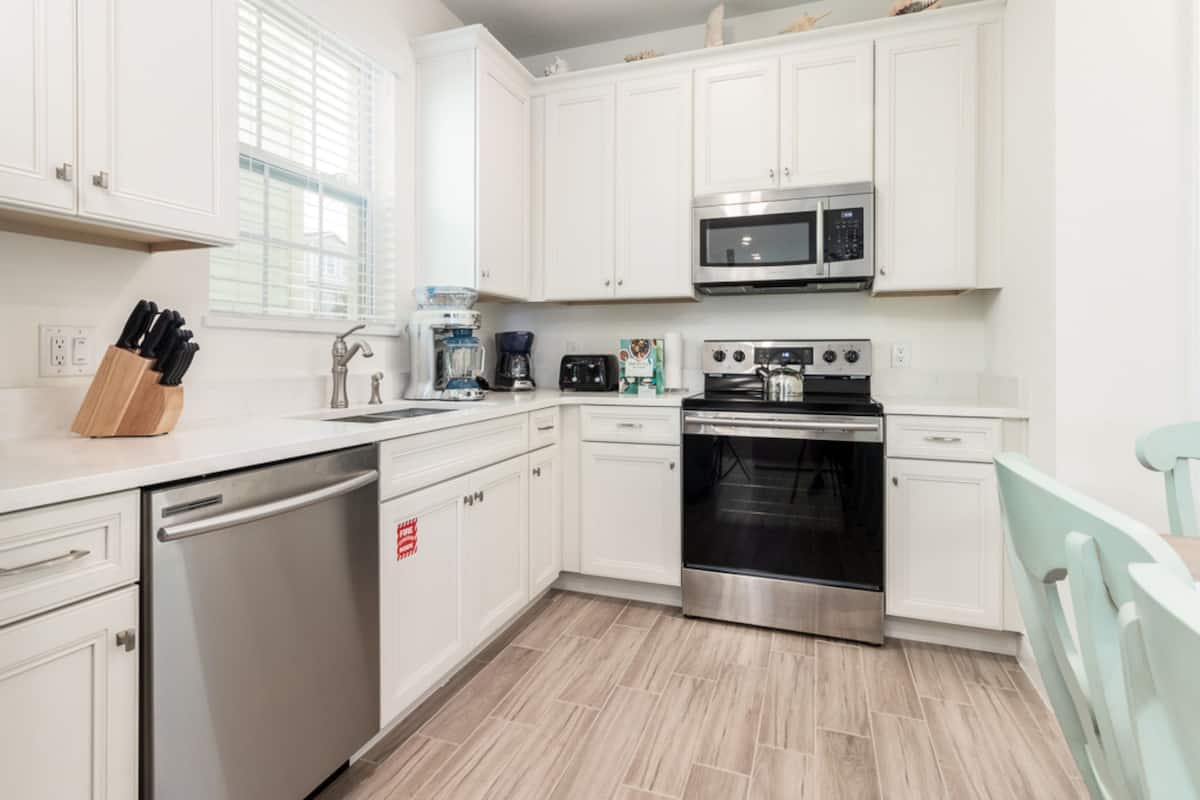 house, multiple beds, park view (double room with patio) | private kitchen | full-sized fridge, microwave, oven, stovetop