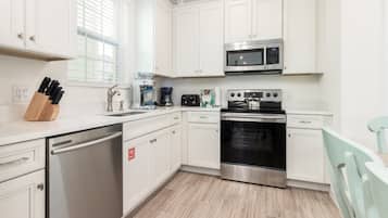 Casa, varias camas, vista al parque (Double Room with Patio) | Cocina privada | Refrigerador con congelador, microondas, horno y parrilla de estufa