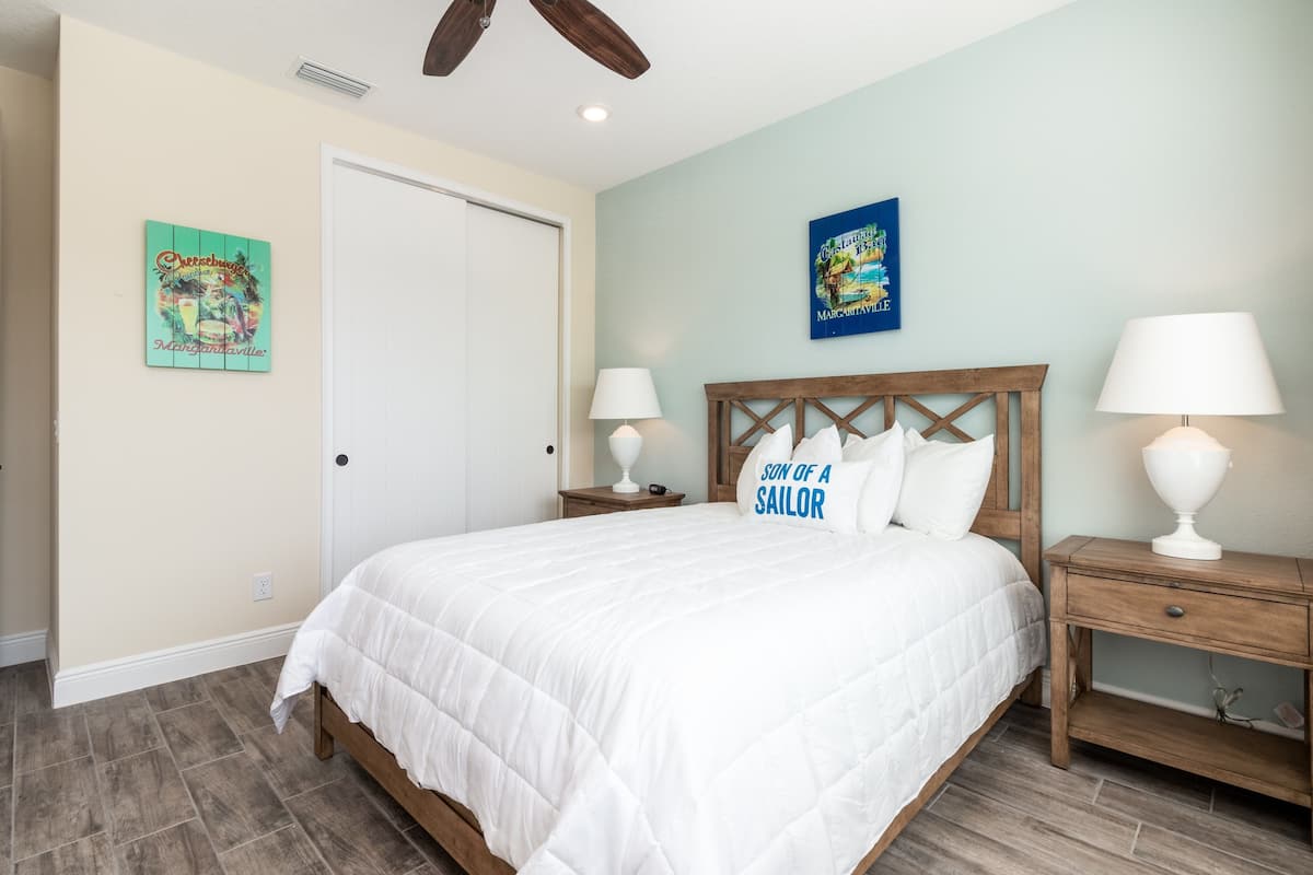 Tabla de planchar con plancha, wifi gratis y ropa de cama