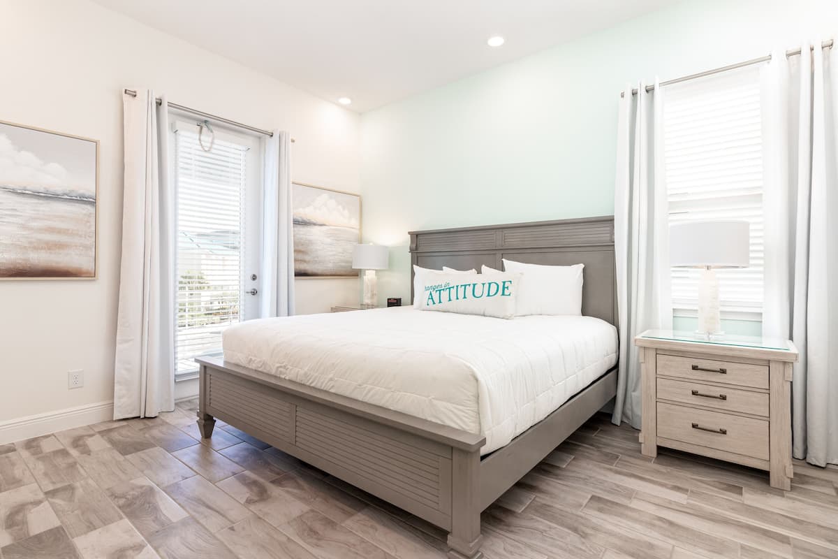 Tabla de planchar con plancha, wifi gratis y ropa de cama