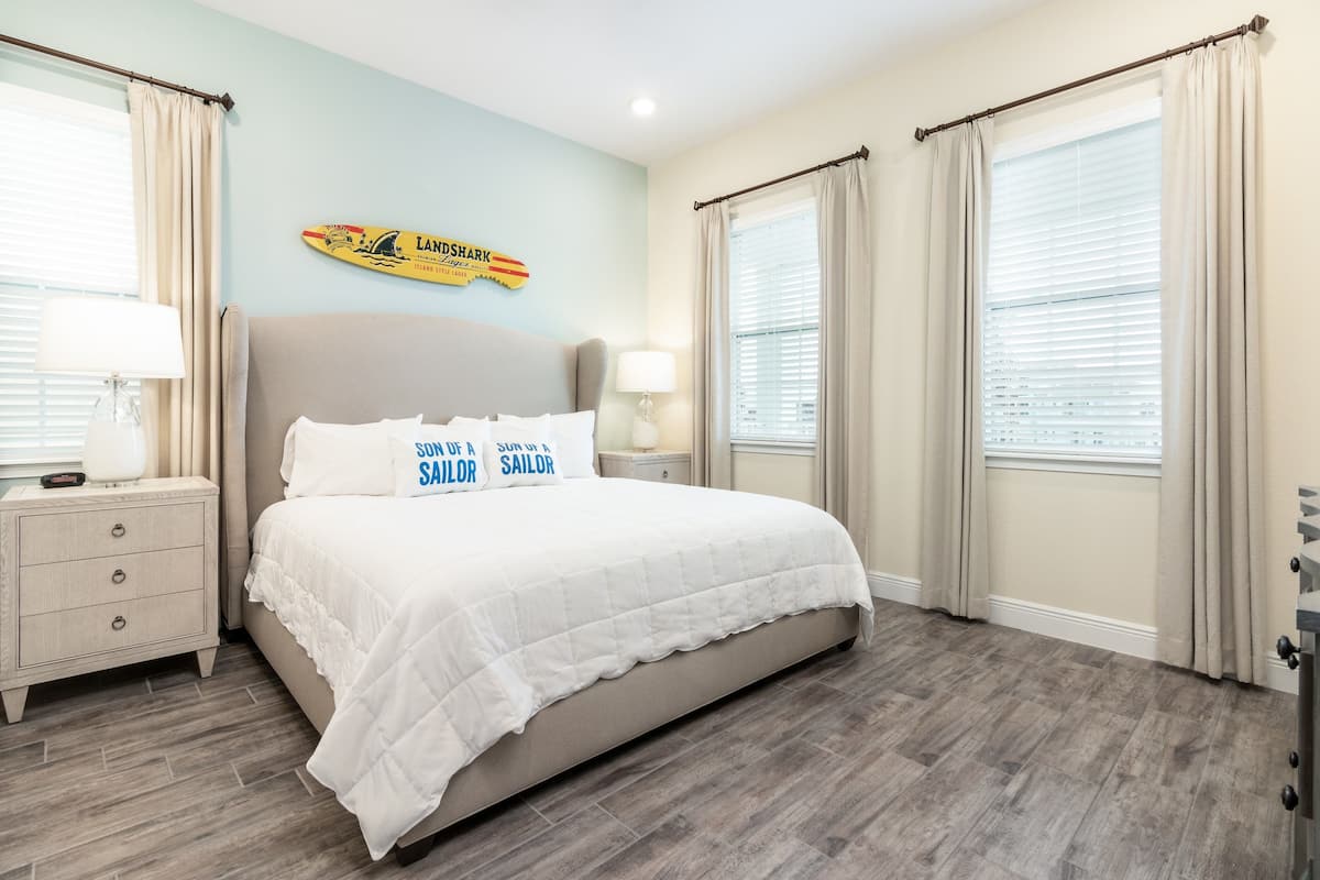 Tabla de planchar con plancha, wifi gratis y ropa de cama