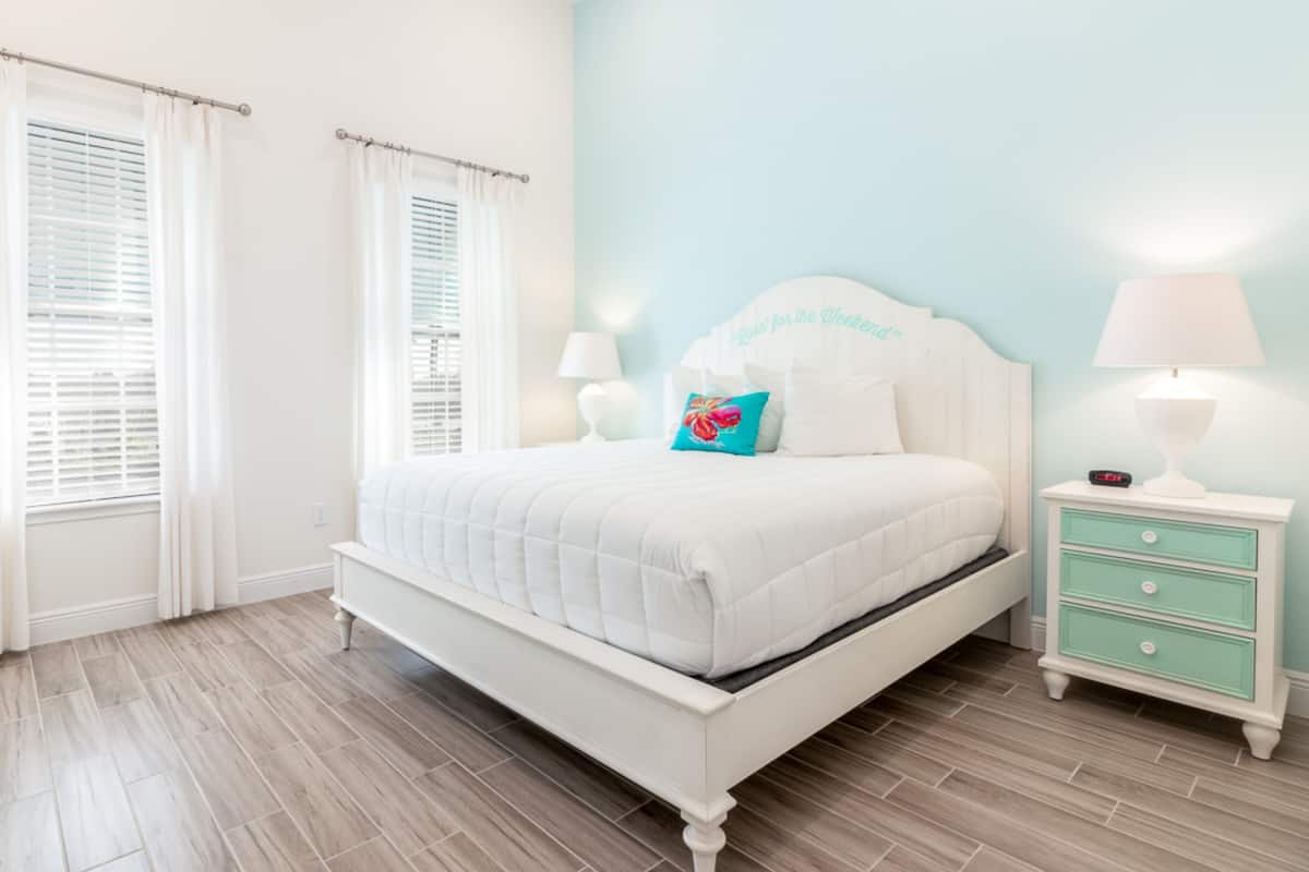 Tabla de planchar con plancha, wifi gratis y ropa de cama