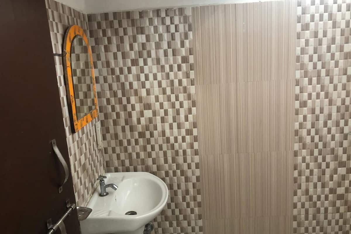 Een douche, een regendouche, gratis toiletartikelen, handdoeken