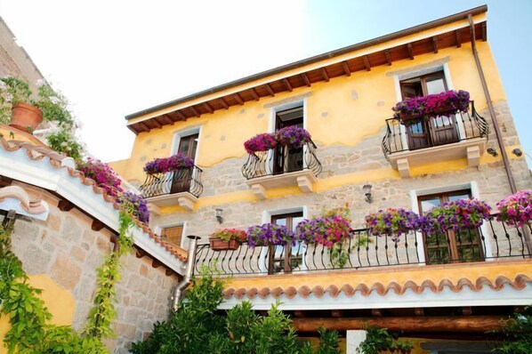 Front of property - L' affittacamere Funtanedda (Teti)