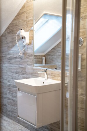 Habitació amb dos llits individuals, 2 llits individuals | Bany | Dutxa, articles de tocador gratuïts, assecador de cabells i sabatilles 