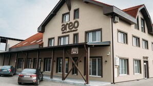 A hotel named 'Areo Hotel & Restaurant' with a modern design, featuring a covered entrance and multiple windows. - Areo Hotel & Restaurant (Odorheiu Secuiesc)