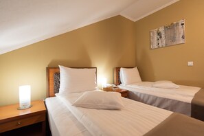 Habitació amb dos llits individuals, 2 llits individuals | 1 dormitori, roba de llit d'alta qualitat, minibar i escriptori 