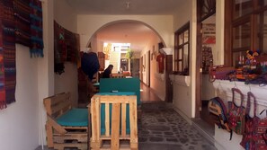 Serveert ontbijt, lunch, diner, uitzicht op de tuin