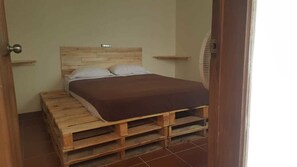Chambre de base double, non-fumeur, vue sur la cour intérieure | Literie fournie, accessible en fauteuil roulant