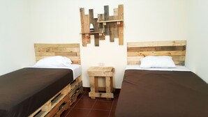 Kamar Twin Basic, 2 Tempat Tidur Twin, Bebas Asap Rokok, pemandangan halaman | Seprai linen