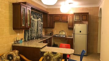 Departamento, 2 habitaciones, vista al mar | Cocina privada | Refrigerador, microondas, tetera eléctrica y utensilios de cocina