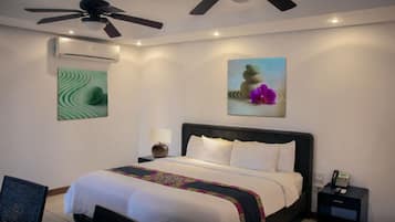 Quarto casal luxo, 1 cama King, para não fumantes, vista para a praia | Cofres nos quartos, escrivaninha, Wi-Fi de cortesia, roupa de cama