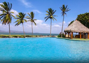 Outdoor pool - Hotel Nitro City Panama Action Sports Resort (Punta Chame)