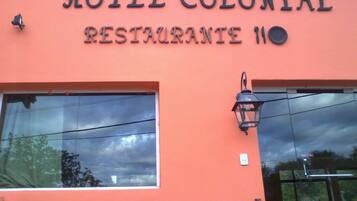 A building with a sign reading "HOTEL COLONIAL RESTAURANTE 110".