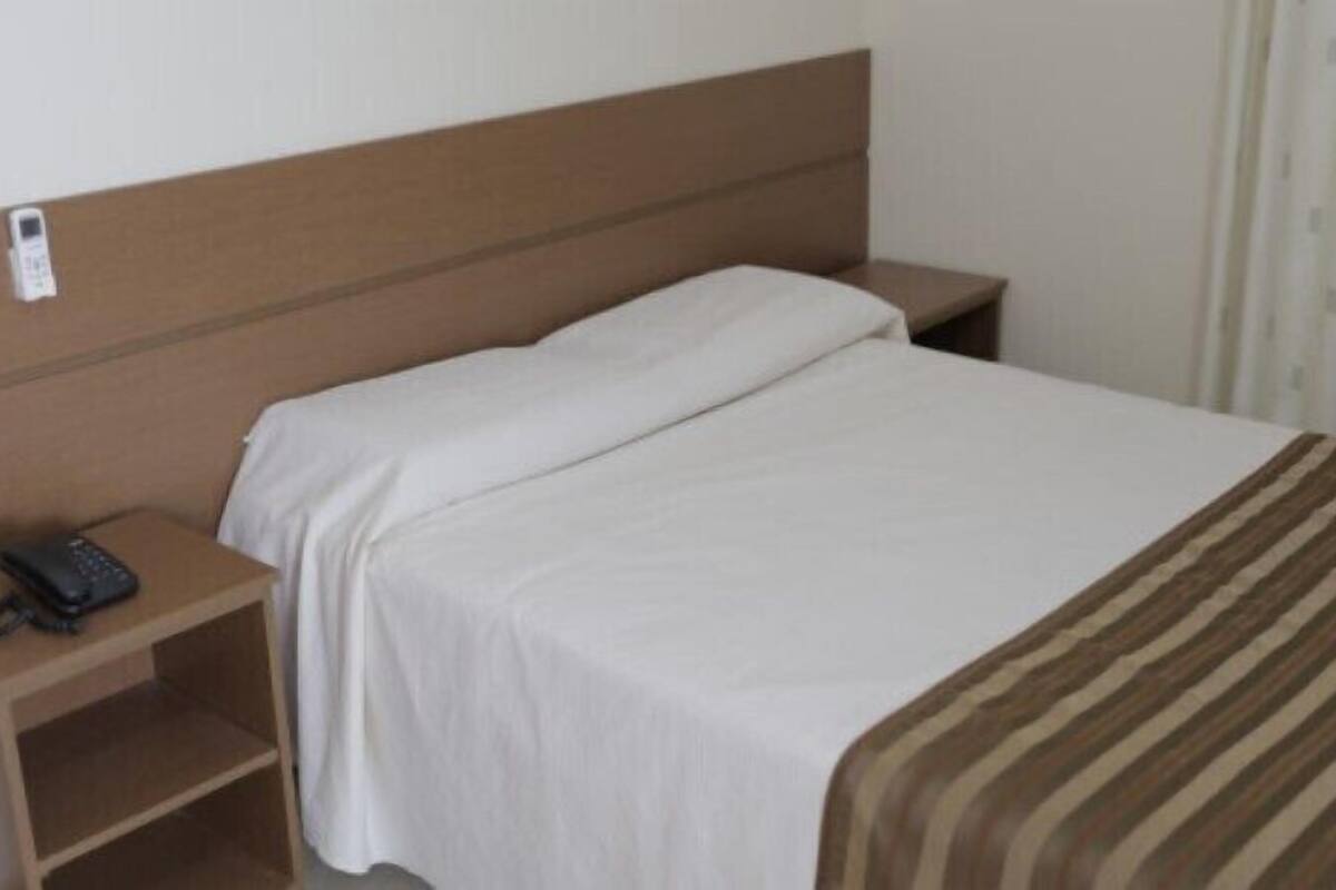 Habitación Deluxe, varias camas, no fumadores | Caja fuerte, wifi gratis, ropa de cama