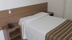 Habitación Deluxe, varias camas, no fumadores | Caja fuerte, wifi gratis, ropa de cama
