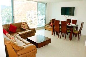 Familienapartment, 3 Schlafzimmer, Meerblick | Wohnbereich | Flachbildfernseher