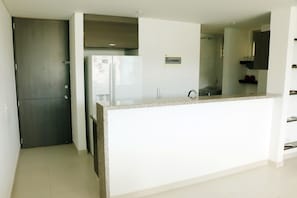 Departamento familiar, 3 habitaciones, vista al mar | Cocina privada | Refrigerador con congelador, microondas, horno y parrilla de estufa 
