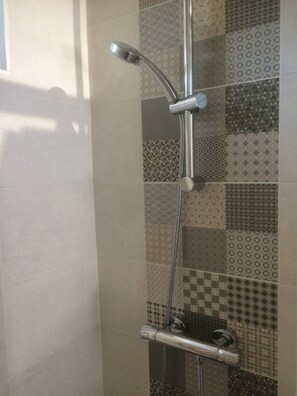 Secador de cabelo, toalhas de banho, papel higiênico 