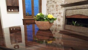 A dining table with a woven centerpiece. - QUIET APARTMENT FOR LOVERS OF THE LAKE AND MOUNTAIN TREKKING (Pigra)