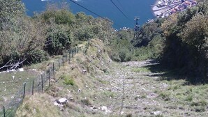 A mountainous landscape with a lake and a town at the base. - QUIET APARTMENT FOR LOVERS OF THE LAKE AND MOUNTAIN TREKKING (Pigra)