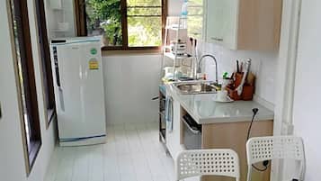 Kylskåp, mikrovågsugn, spishäll och kaffe- och tebryggare