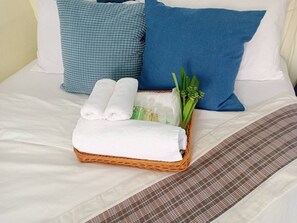 1 bedroom, iron/ironing board, WiFi - House with Garden View (ต.บางโฉลง)