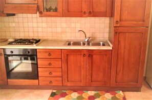 Kühlschrank, Ofen, Herdplatte, Kochgeschirr/Geschirr/Besteck