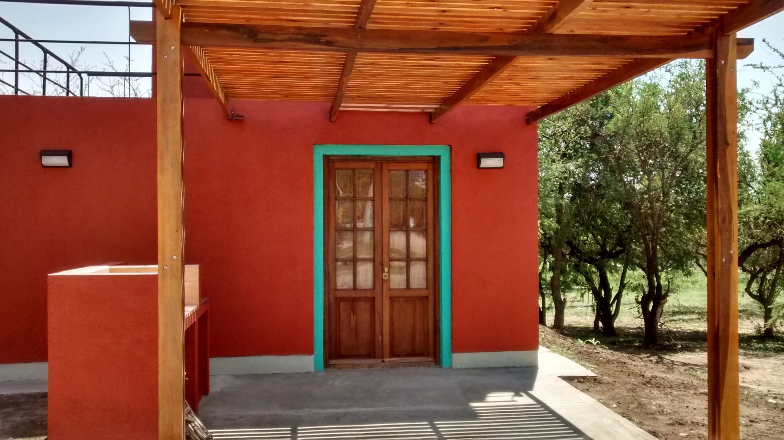 Vista frontal de la propiedad