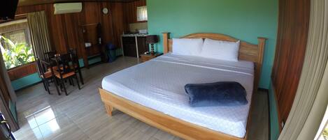 Une chambre avec un lit, un bureau et une chaise.
