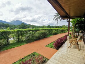 J1 Cabaña Estandar, 1 Cama King, Vistas a la montaña | 테라스/파티오