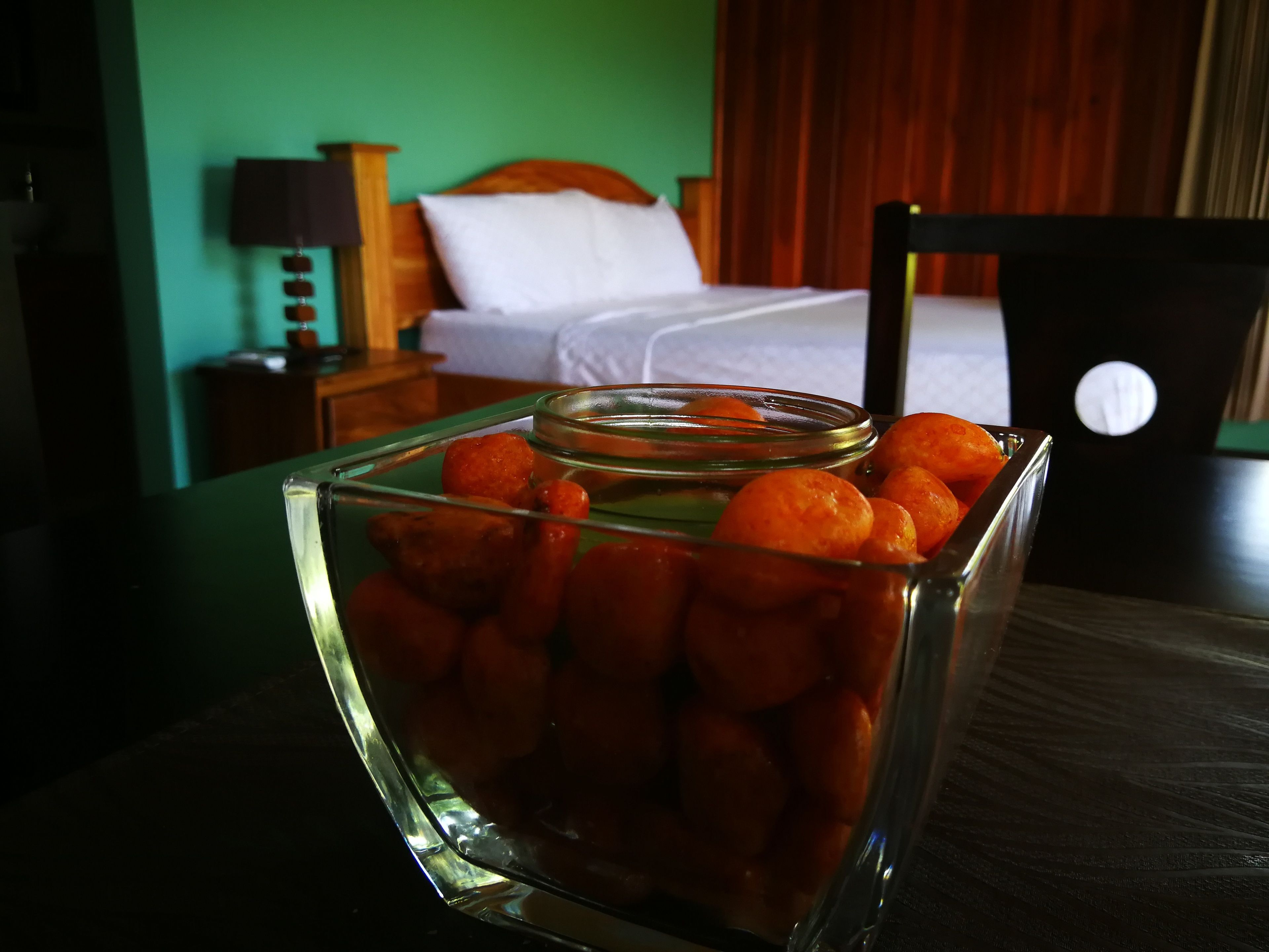 Eine Schale mit orangenen Süßigkeiten auf einem Tisch in einem Hotelzimmer.