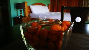 Eine Schale mit orangenen Süßigkeiten auf einem Tisch in einem Hotelzimmer.