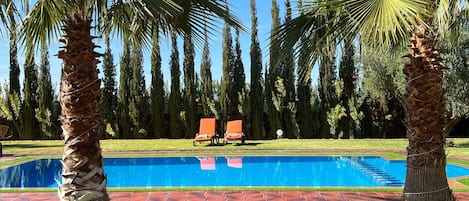 Una piscina al aire libre, una piscina climatizada