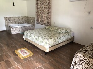 豪華木屋, 1 張加大雙人床, 按摩浴缸, 庭園景觀 | 迷你吧、遮光布/窗簾、折疊床/加床、免費無線上網