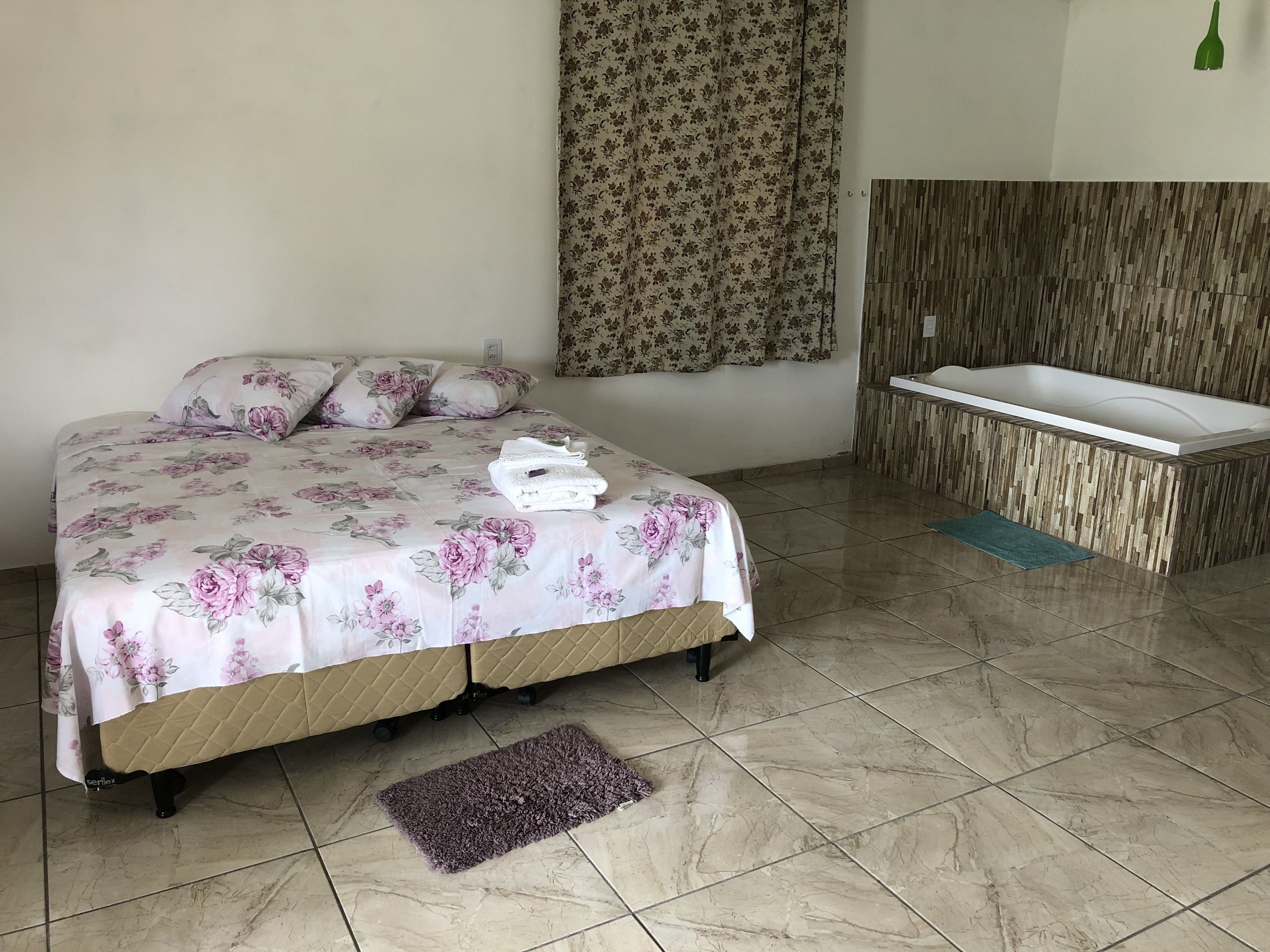 Stuga Deluxe - 1 queensize-säng - bubbelbad - utsikt mot innergården | Minibar, mörkläggningsgardiner, extrasängar och gratis wi-fi