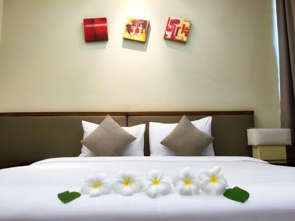 3 bedrooms, in-room safe, iron/ironing board, Internet