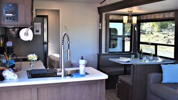 Suíte luxo, 2 quartos, para não fumantes | 2 quartos, roupas de cama antialérgicas, individualmente decorados