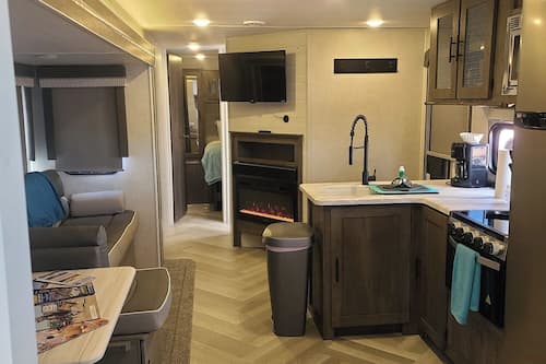 Family Suite | Private kitchen | Fridge, microwave, stovetop, coffee/tea maker