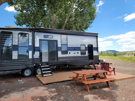Superior Loft | Mountain view. Grand Canyon RV Glamping