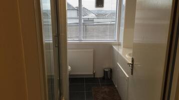 Shower, free toiletries, towels