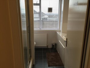 Shower, free toiletries, towels